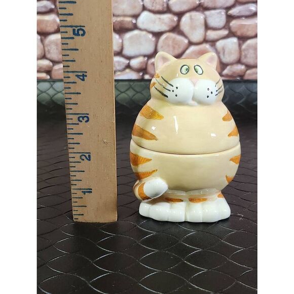 Bella Casa by Ganz Salt and Pepper Shaker Tabby Cat - Picture 7 of 7